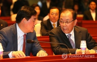 이야기 나누는 황우여와 최경환