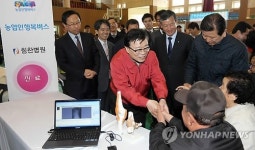 이동필 장관 농업인 행복버스 출범식 격려