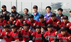 정몽준, 고교야구 선수 격려