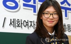 학교로 돌아온 심석희 모교에서 인기 폭발