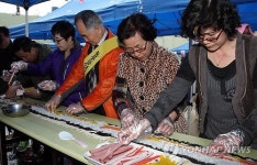  제주동문시장 60주년 김밥 길게 말기