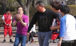 정몽준, 청년들과 길거리 농구