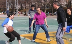 정몽준, 청년들과 길거리 농구