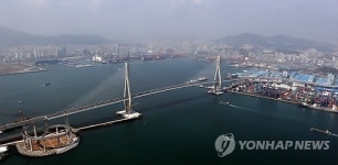 북항 가로지르는 부산항대교