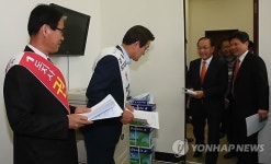 권오을·박승호 앞 지나가는 황우여