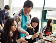 한울타리 급식봉사하는 학교전담경찰관