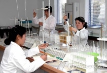 과학농사방법 체득하는 北 농장원들