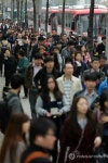 전동차 탈선…버스정류장도 북적북적