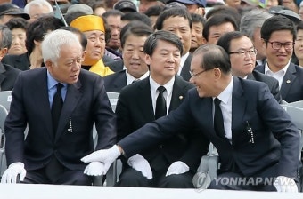 손잡고 환담하는 여야 대표