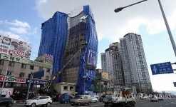 울산 코아빌딩 철거용 가설물 강풍에 휘어져 아찔