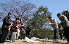 나무 심은 뒤 기념 표석 제막하는 박 대통령