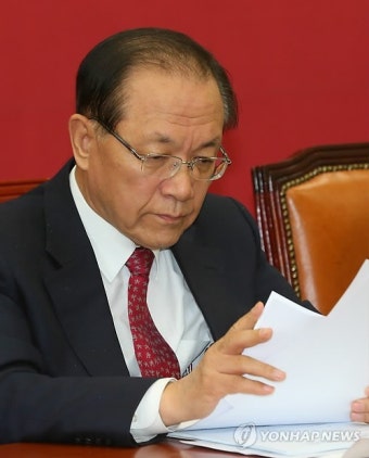 회의 자료 살펴보는 황우여 대표
