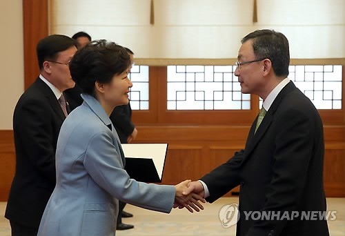 윤석열 대통령, 이진숙 방송통신위원장에게 임명장 수여