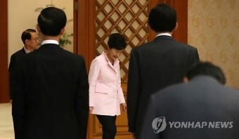 신임장 수여식장 입장하는 박 대통령