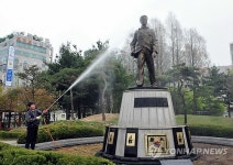 부천시 안중근 의사 동상 물청소