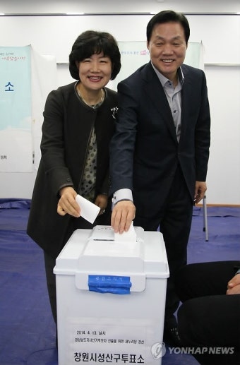 투표하는 박완수 후보 내외