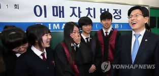 황교안 장관, 학생자치법정 참관