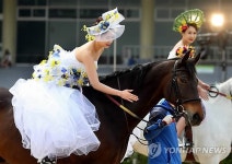 말과 함께 하는 런웨이