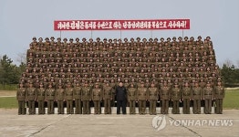 北 김정은,  여성 방사포병들과 기념사진
