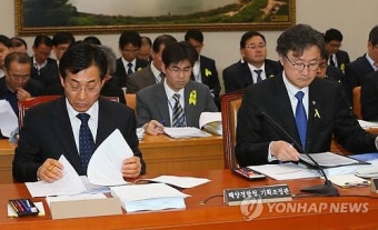 <세월호참사> 질의듣는 해수부 차관과 해경청 기획조정관