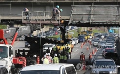 중랑교 철골 동부간선도로에 떨어져…2개 차로 통제