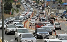 차량으로 붐비는 7번 국도