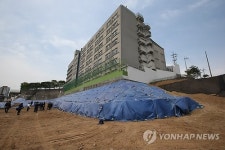붕괴 위험에 노출된 환일고 옹벽