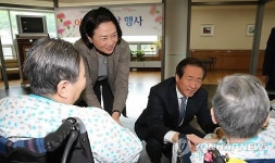 어르신께 인사하는 정몽준 의원