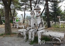 고속도로 휴게소의 자작나무 조형물
