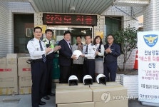 녹동 파출소, 어버이날 노인 운전자에 안전모 선물