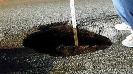 경부고속도로 동탄IC인근 0.5ｍ 침하…차량 10대 파손