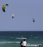 바람을 즐겨요…카이트서핑 즐기는 사람들