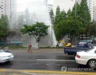 부산 도시철도 율리역 앞 상수도관 파열…교통통제