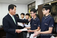 대전 관저중 교사들 제자들에게 사도장학금 전달