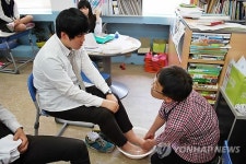 충주 충원고, 스승의 날 맞이 세족식 행사