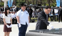 5·18 민주화운동 기념식, 분향하는 정 총리