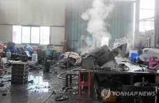 청원 공장서 고철 용해로 폭발…1명 전신화상(종합)