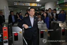 개찰구 통과하는 박원순 후보