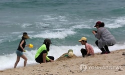 모래찜질하는 경포해변의 피서객