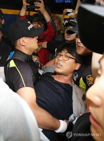 <세월호참사> 연행되는 송경동 시인
