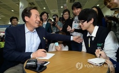 학생과 대화하는 정몽준 후보