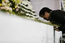 편히 잘 있으라고 보냈는데