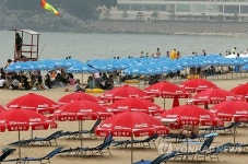 해운대해수욕장 개장…비치 파라솔 등장