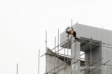 밀린 임금 달라 30m 교회 종탑서 고공시위