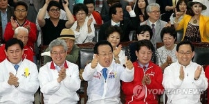 출구조사 발표에 환호하는 김관용 후보