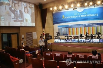 경합지역 많아 텅 빈 새정치민주연합 선거개표 상황실