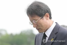 묵념하는 조희연 서울시교육감 당선인