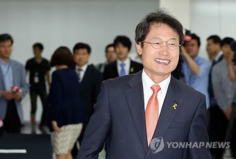 밝은 표정 짓는 조희연 서울시교육감 당선인