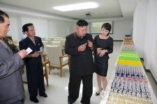 과일농장·공장 시찰한 北 김정은 부부