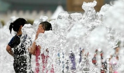 초여름 날씨 도심 분수는 아이들의 해방구